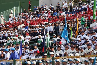 入場行進を待つ選手