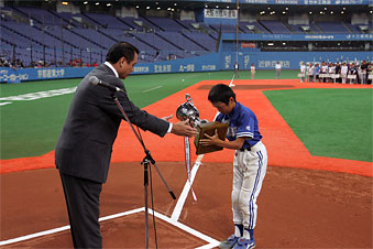 優勝カップ返還