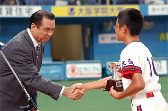 準優勝カップ返還